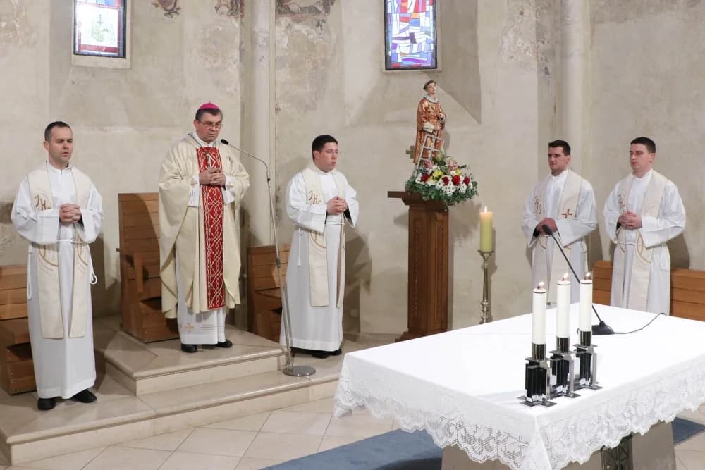 Misa za hrvatske branitelje prigodom Dana sjećanja na žrtvu Vukovara i Škabrnje u Požegi