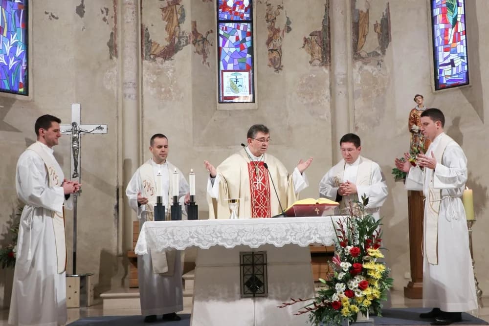 Misa za hrvatske branitelje prigodom Dana sjećanja na žrtvu Vukovara i Škabrnje u Požegi