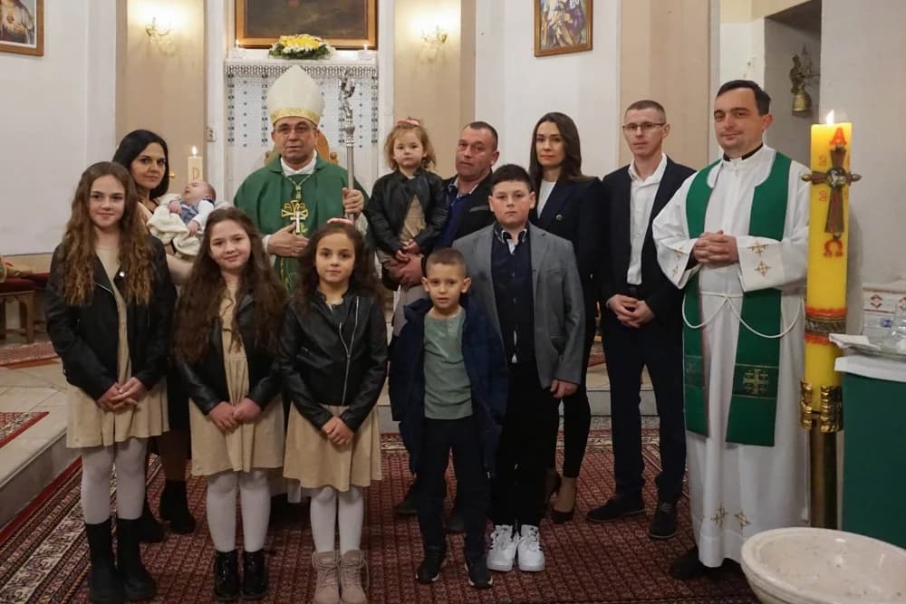 Biskup Martinović krstio šesto dijete roditelja Jantoš