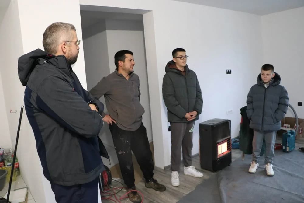 Biskup Ivo posjetio obitelj Tutić koja je u požaru ostala bez kuće