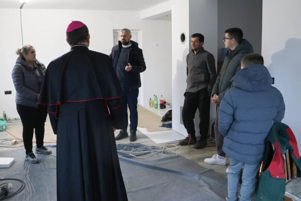 Biskup Ivo posjetio obitelj Tutić koja je u požaru ostala bez kuće