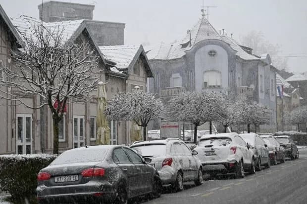 Na oduševljenje najmlađih Lipik dočekao prve pahulje