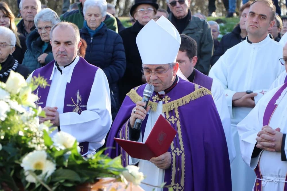 Sprovod prelata Stipe Josipovića