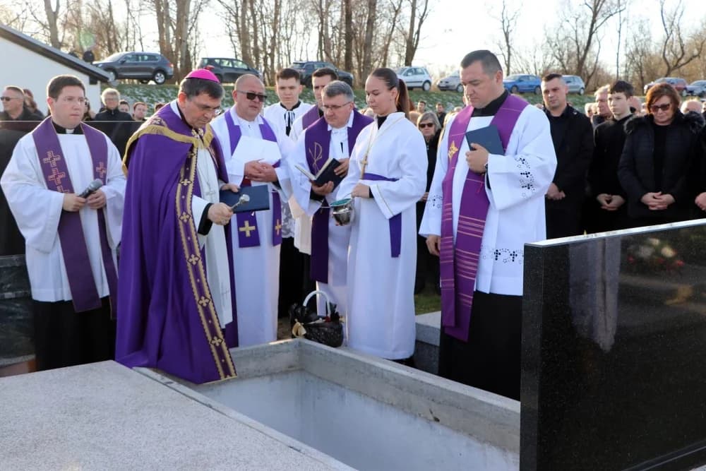 Sprovod prelata Stipe Josipovića