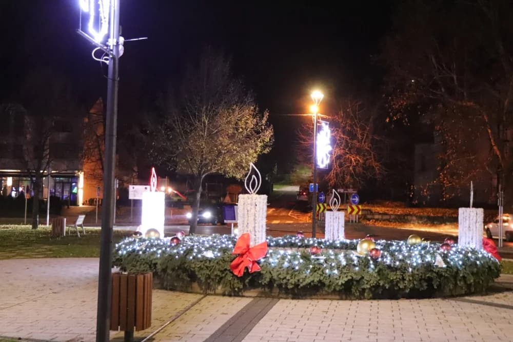 Advent u Pakracu počeo paljenjem prve adventske svijeće