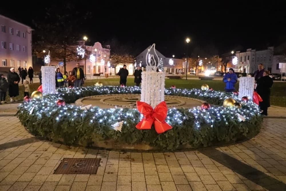 Advent u Pakracu počeo paljenjem prve adventske svijeće