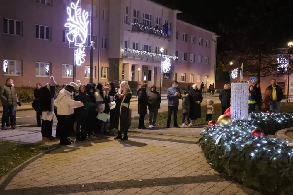 Advent u Pakracu počeo paljenjem prve adventske svijeće