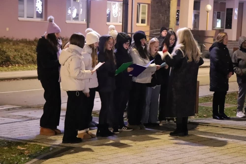 Advent u Pakracu počeo paljenjem prve adventske svijeće