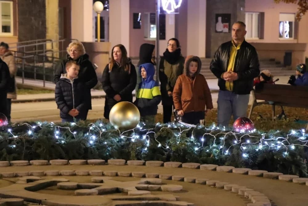 Advent u Pakracu počeo paljenjem prve adventske svijeće