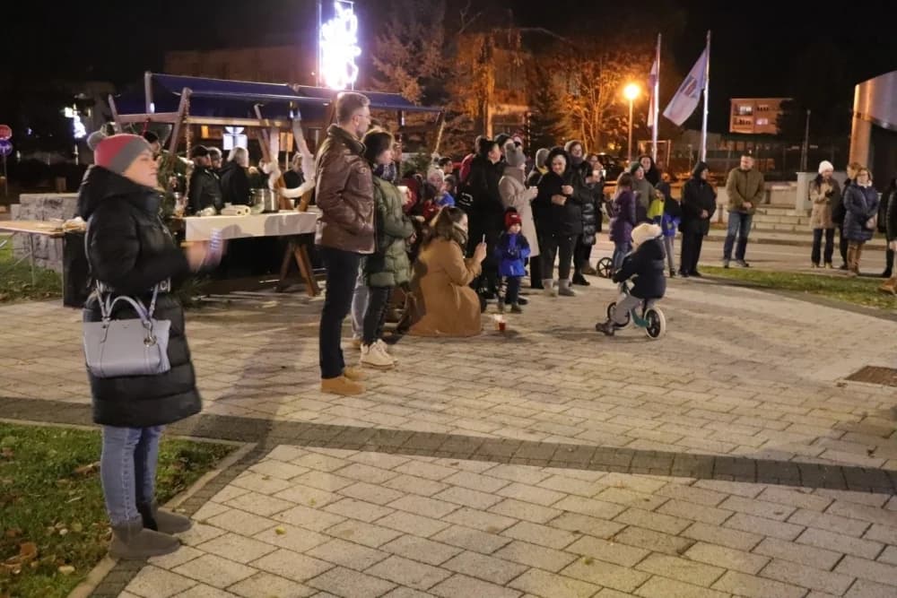 Advent u Pakracu počeo paljenjem prve adventske svijeće