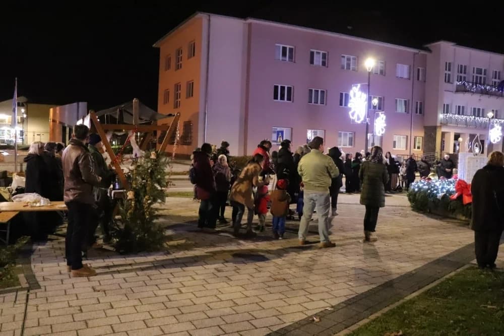 Advent u Pakracu počeo paljenjem prve adventske svijeće