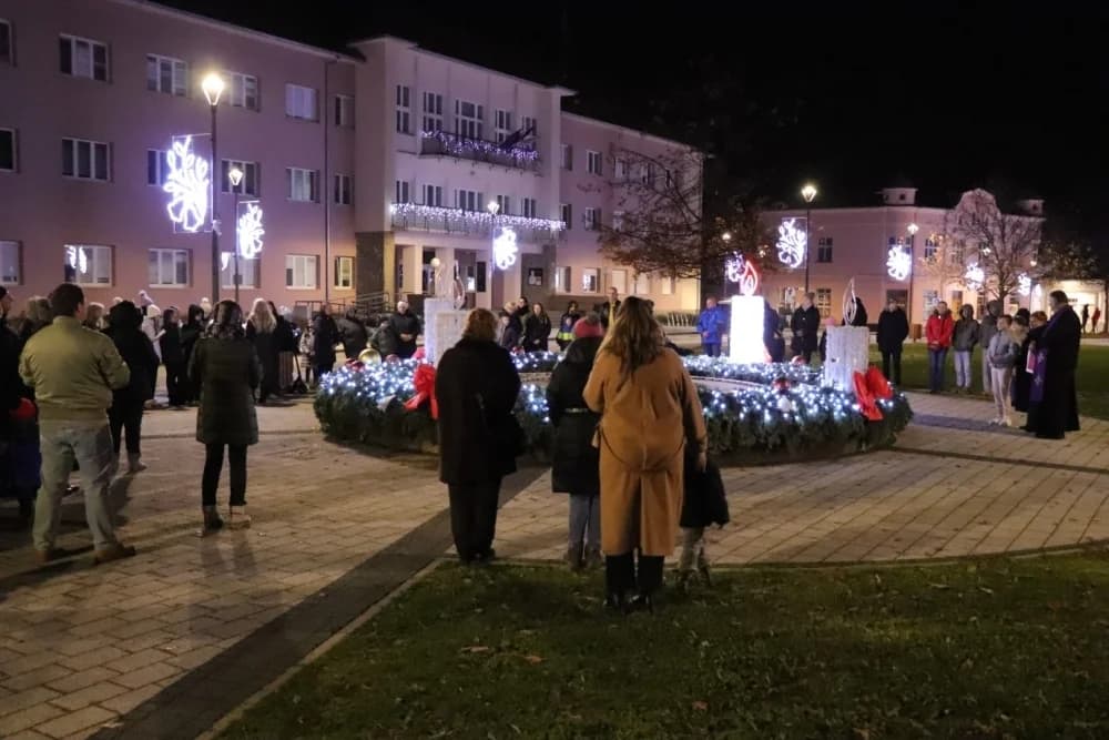 Advent u Pakracu počeo paljenjem prve adventske svijeće