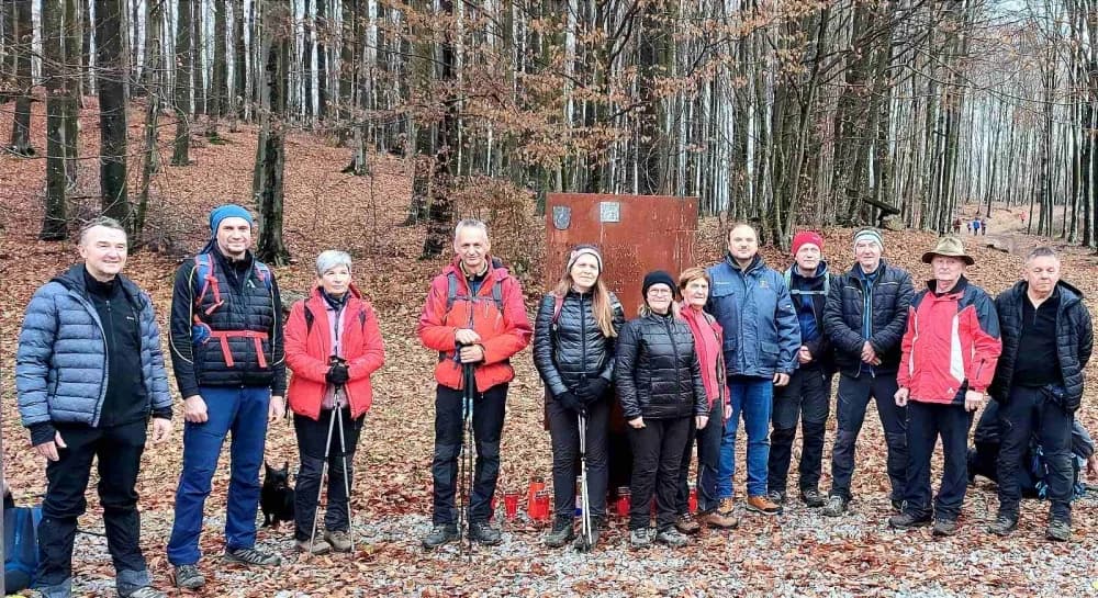 Požeški planinari odali počast poginulim hrvatskim braniteljima- Pohod na Anđinu baraku