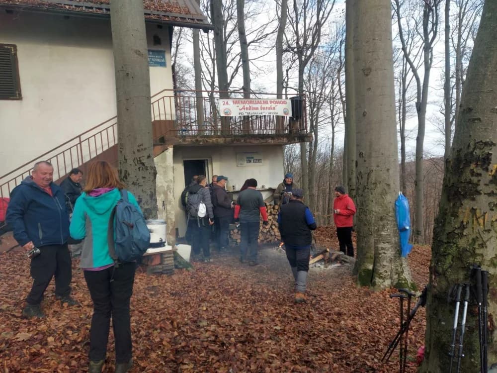 Požeški planinari odali počast poginulim hrvatskim braniteljima- Pohod na Anđinu baraku