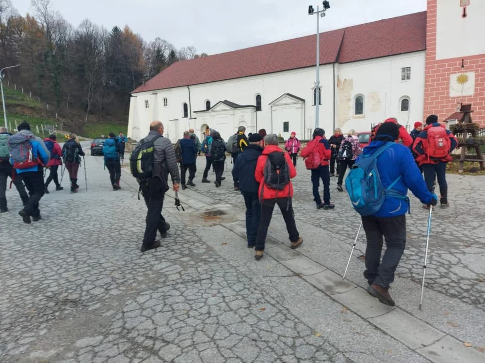 Požeški planinari odali počast poginulim hrvatskim braniteljima- Pohod na Anđinu baraku
