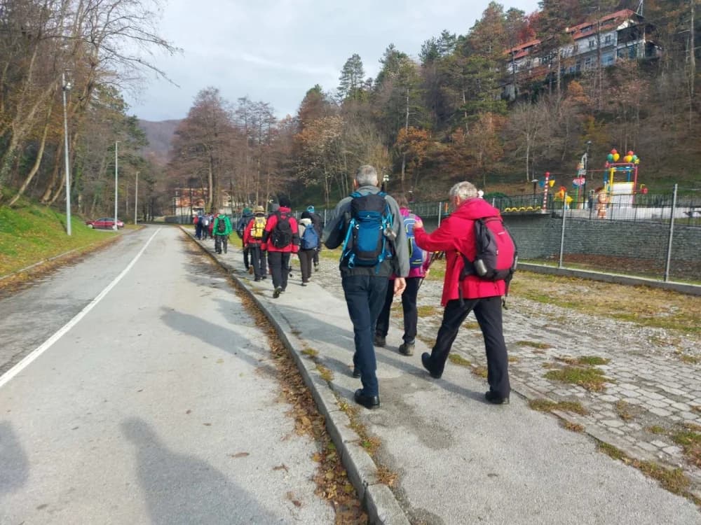 Požeški planinari odali počast poginulim hrvatskim braniteljima- Pohod na Anđinu baraku