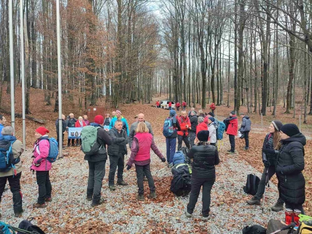 Požeški planinari odali počast poginulim hrvatskim braniteljima- Pohod na Anđinu baraku