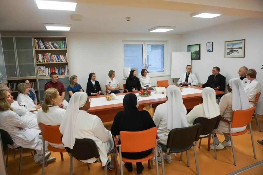 Biskup Martinović pohodio bolnicu sv. Rafaela na Strmcu