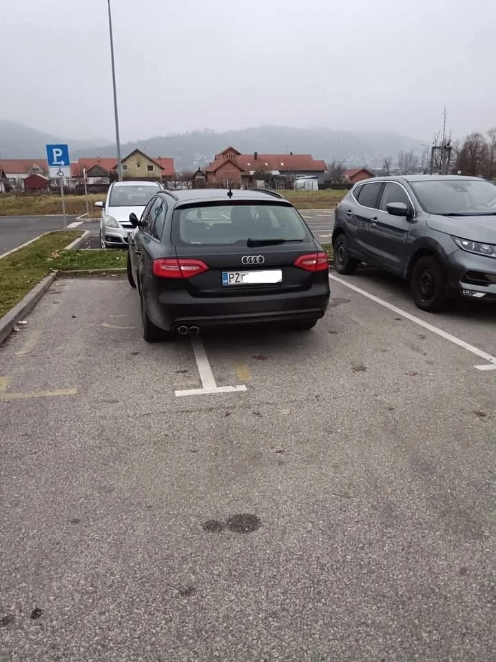 IZ INBOXA: Parkiranja kod požeške bolnice