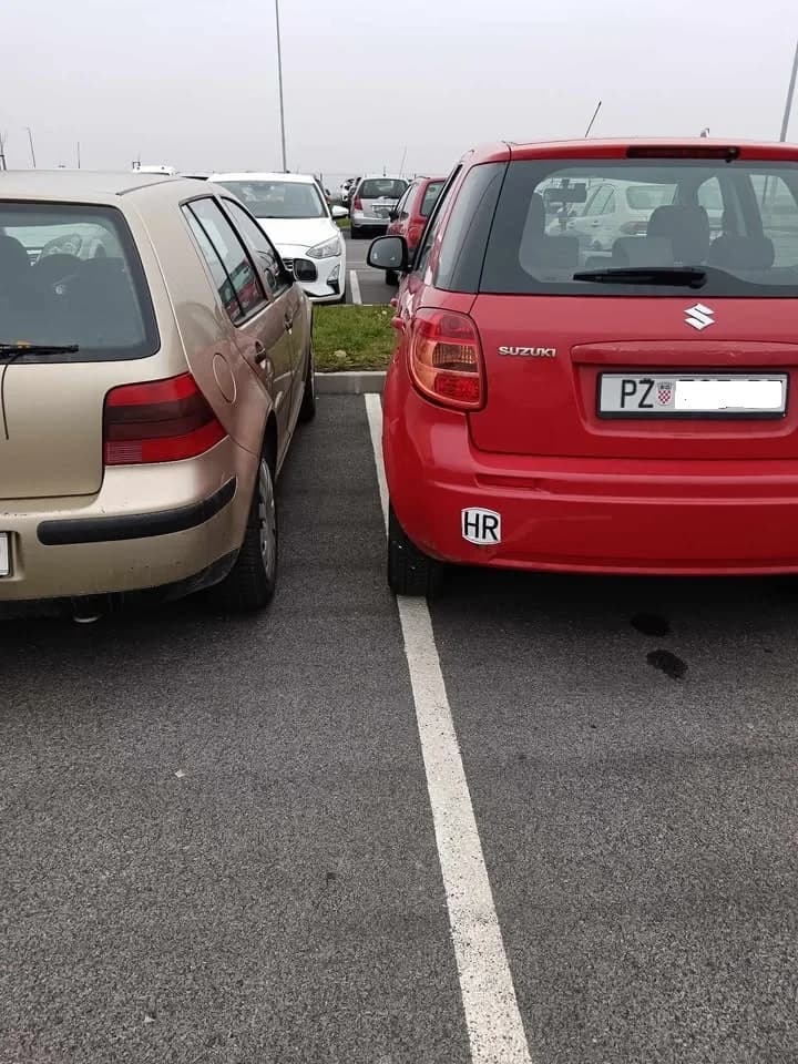 IZ INBOXA: Parkiranja kod požeške bolnice