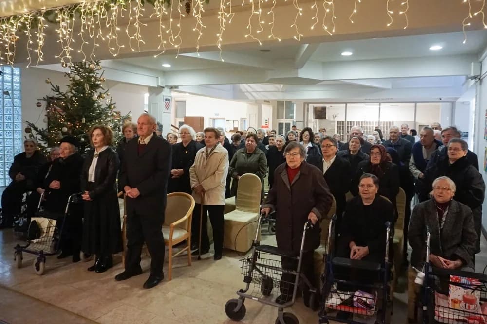 Biskup Ivo pohodio Dom za stare i nemoćne osobe u Požegi