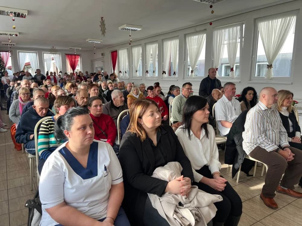 Predbožićni biskupov posjet Domu za odrasle osobe u Ljeskovici