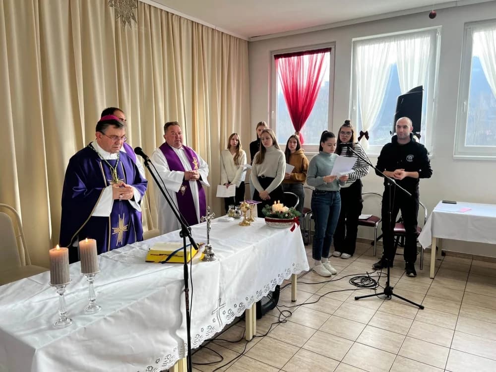 Predbožićni biskupov posjet Domu za odrasle osobe u Ljeskovici