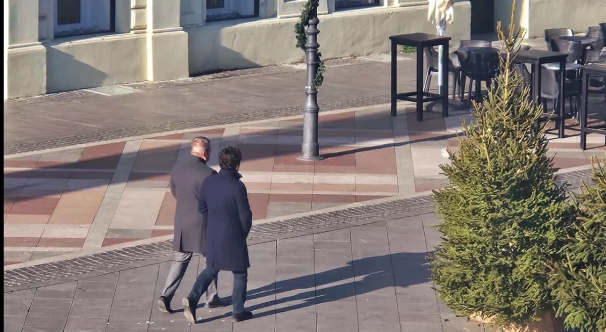 Suci u Slavonskom Brodu usred radnog vremena organizirali tulum: iz zgrade treštala živa glazba, ispred čekala policija s rotirkama