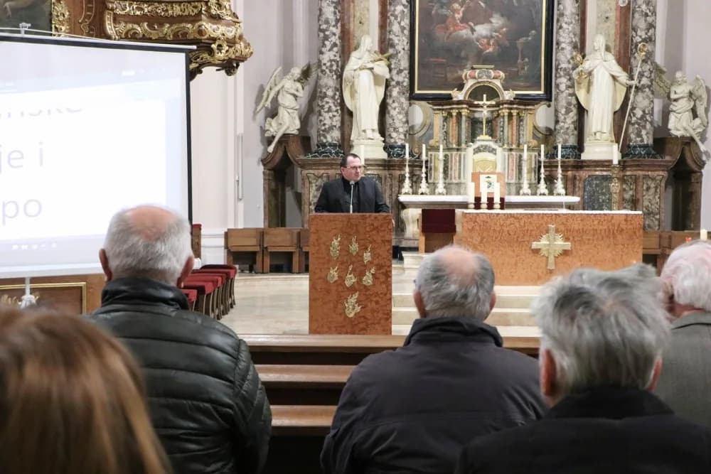 FOTO: Adventski susret osoba s invaliditetom u požeškoj Katedrali
