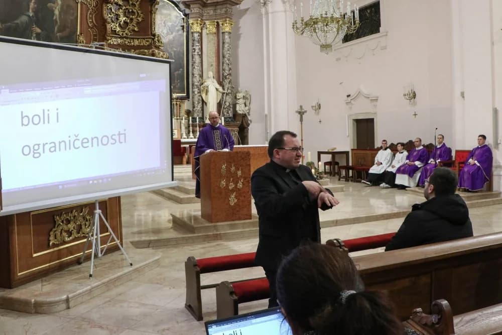 FOTO: Adventski susret osoba s invaliditetom u požeškoj Katedrali