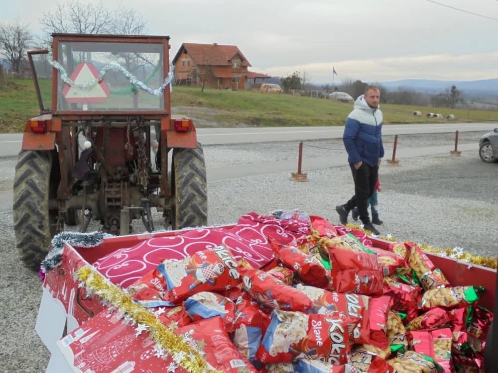 FOTO: U Zagrađu darovima razveselili djecu pred božićne blagdane