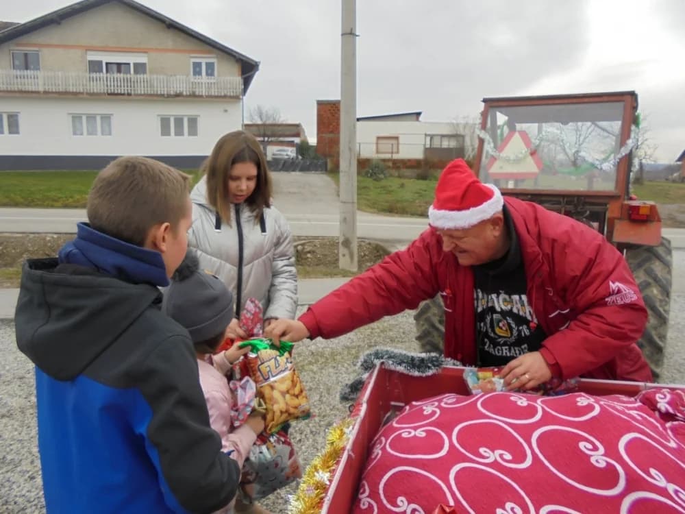 FOTO: U Zagrađu darovima razveselili djecu pred božićne blagdane