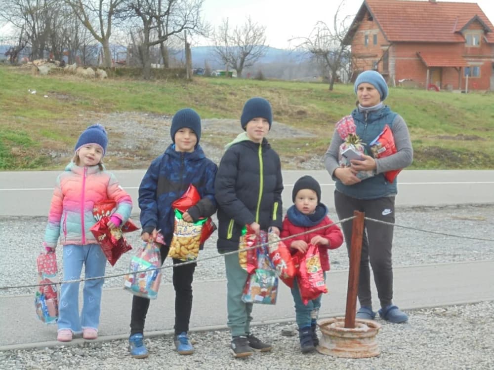 FOTO: U Zagrađu darovima razveselili djecu pred božićne blagdane