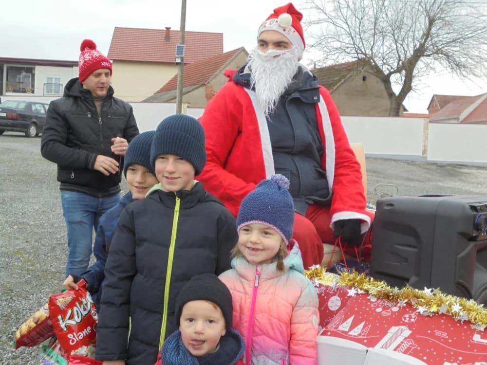 FOTO: U Zagrađu darovima razveselili djecu pred božićne blagdane