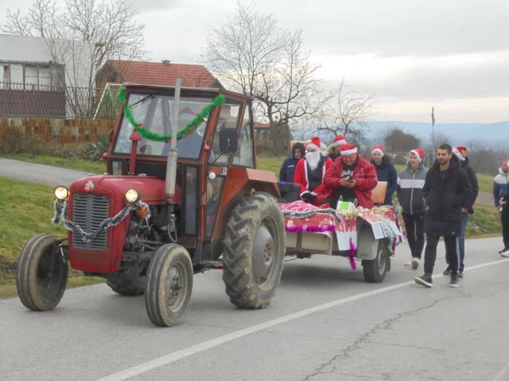 FOTO: U Zagrađu darovima razveselili djecu pred božićne blagdane