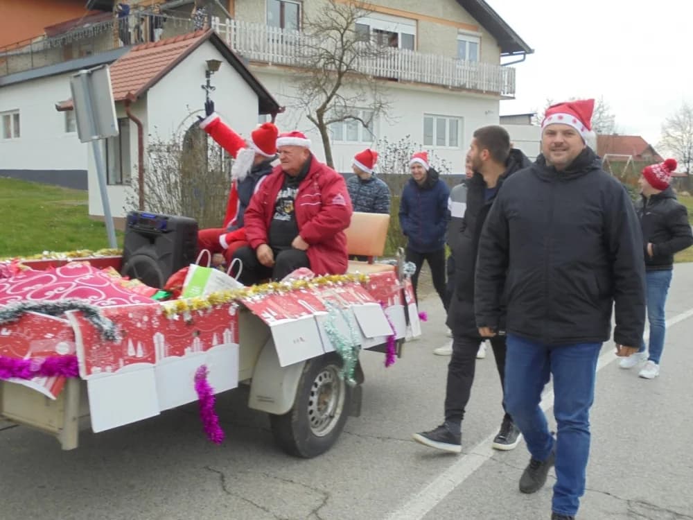 FOTO: U Zagrađu darovima razveselili djecu pred božićne blagdane