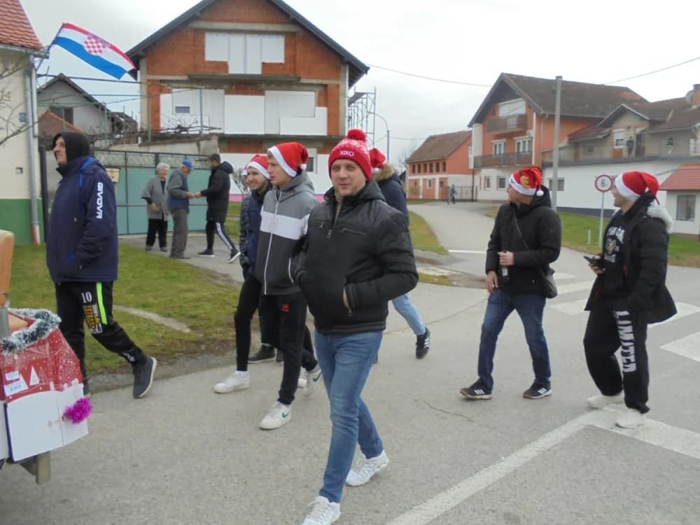 FOTO: U Zagrađu darovima razveselili djecu pred božićne blagdane