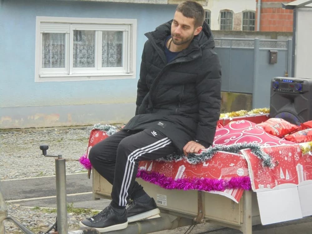 FOTO: U Zagrađu darovima razveselili djecu pred božićne blagdane