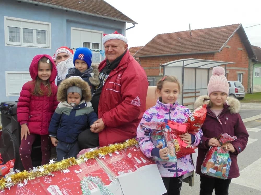 FOTO: U Zagrađu darovima razveselili djecu pred božićne blagdane