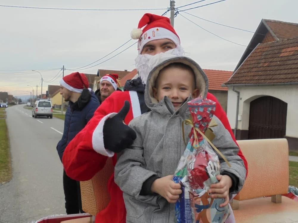 FOTO: U Zagrađu darovima razveselili djecu pred božićne blagdane