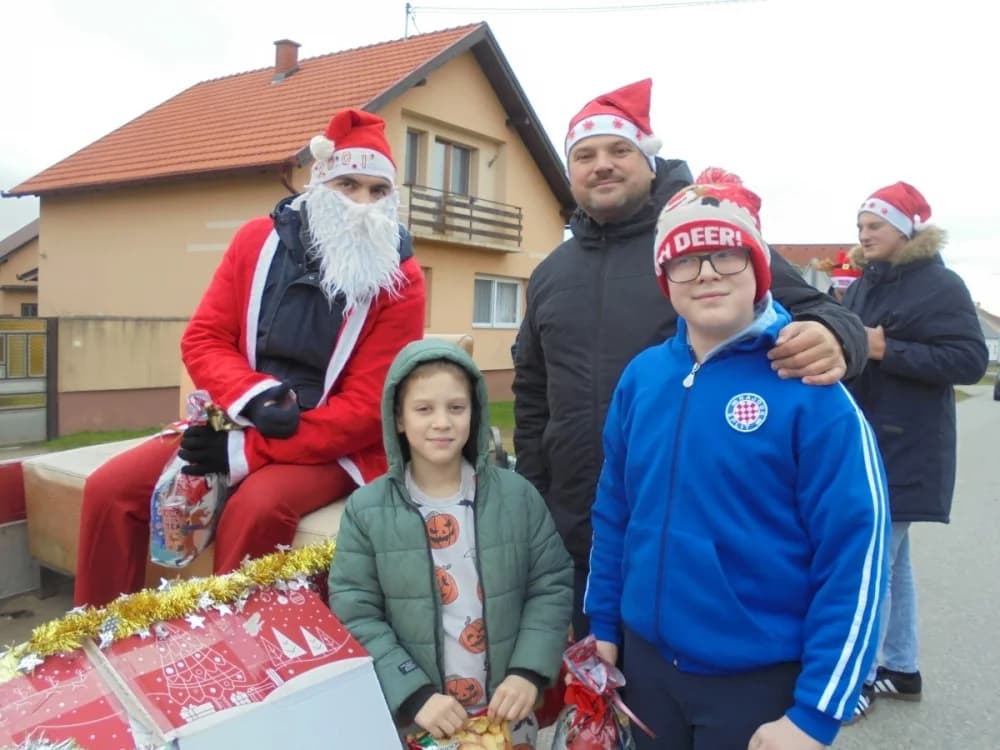 FOTO: U Zagrađu darovima razveselili djecu pred božićne blagdane