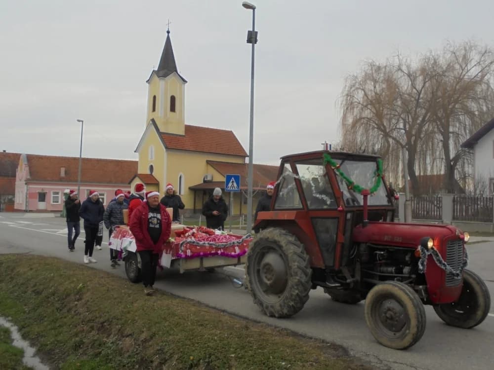 FOTO: U Zagrađu darovima razveselili djecu pred božićne blagdane