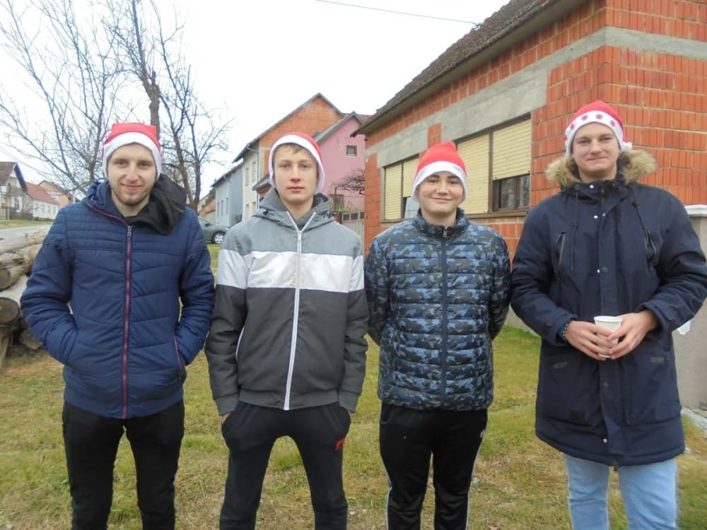 FOTO: U Zagrađu darovima razveselili djecu pred božićne blagdane