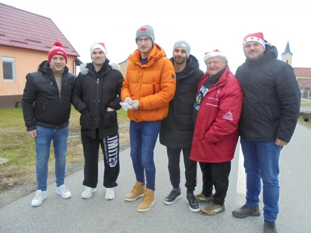 FOTO: U Zagrađu darovima razveselili djecu pred božićne blagdane