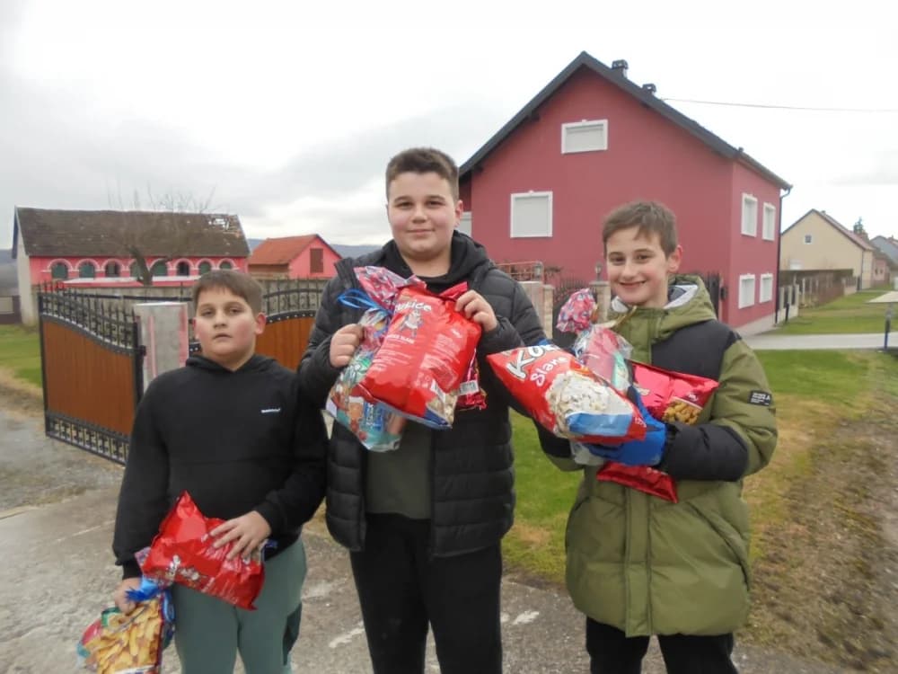 FOTO: U Zagrađu darovima razveselili djecu pred božićne blagdane