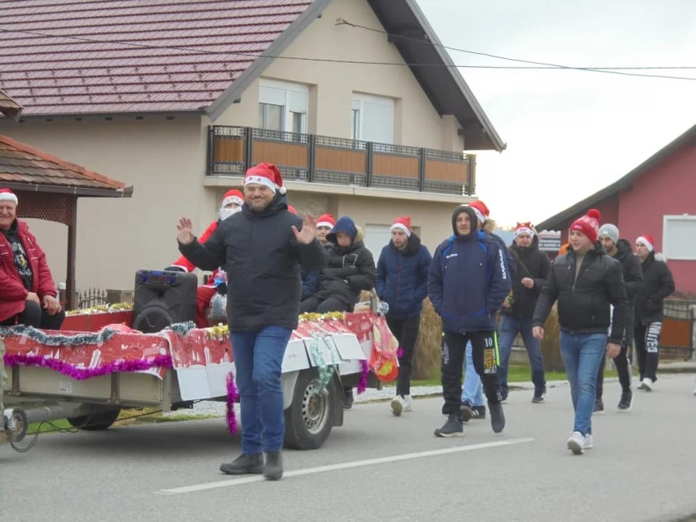 FOTO: U Zagrađu darovima razveselili djecu pred božićne blagdane