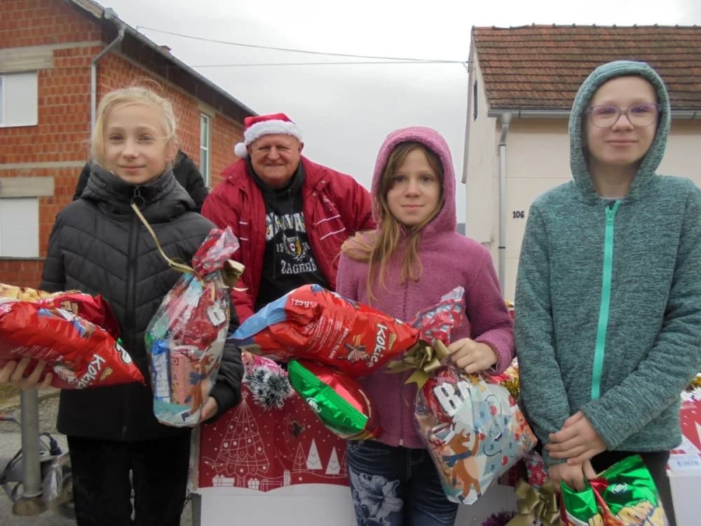 FOTO: U Zagrađu darovima razveselili djecu pred božićne blagdane