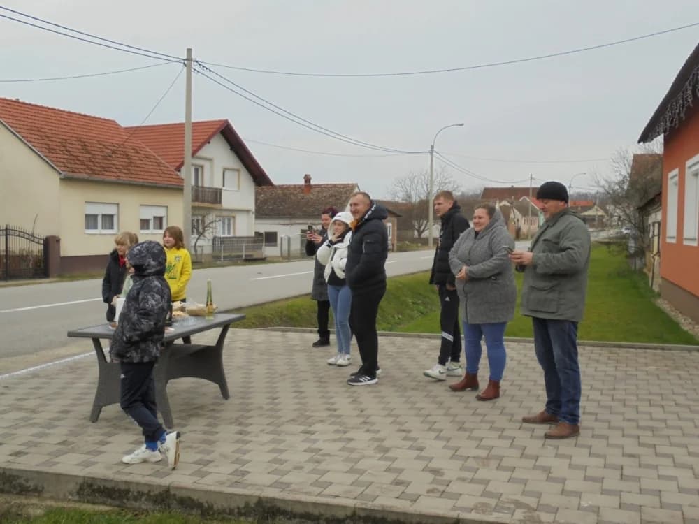 FOTO: U Zagrađu darovima razveselili djecu pred božićne blagdane