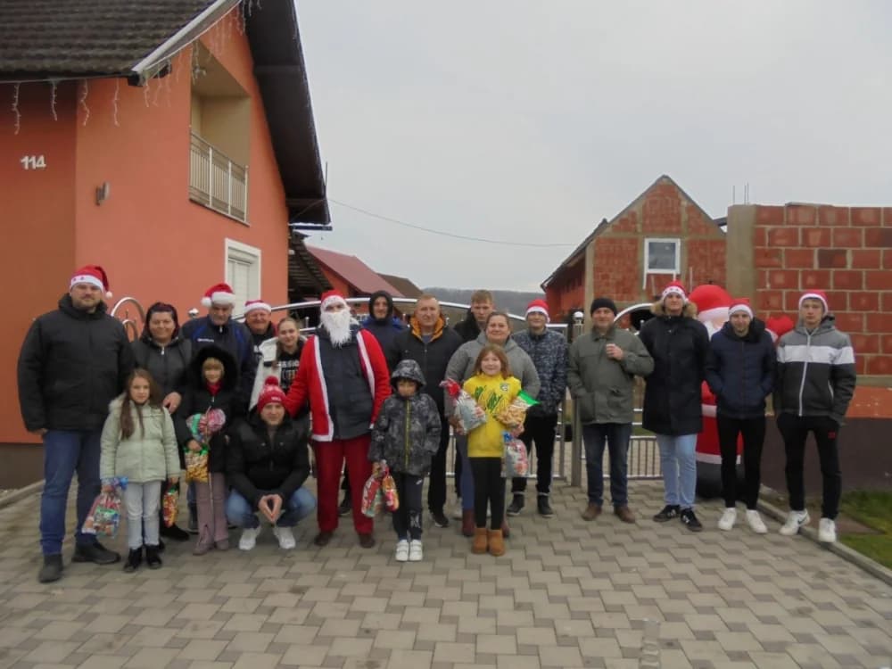 FOTO: U Zagrađu darovima razveselili djecu pred božićne blagdane