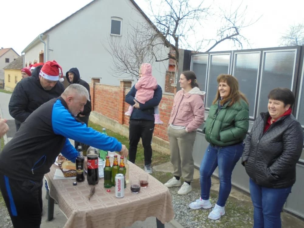 FOTO: U Zagrađu darovima razveselili djecu pred božićne blagdane
